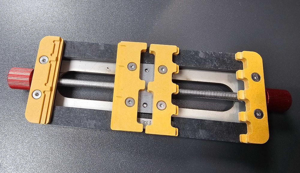 Стойка държач менгеме за платка и чипове при запояване и ремонт