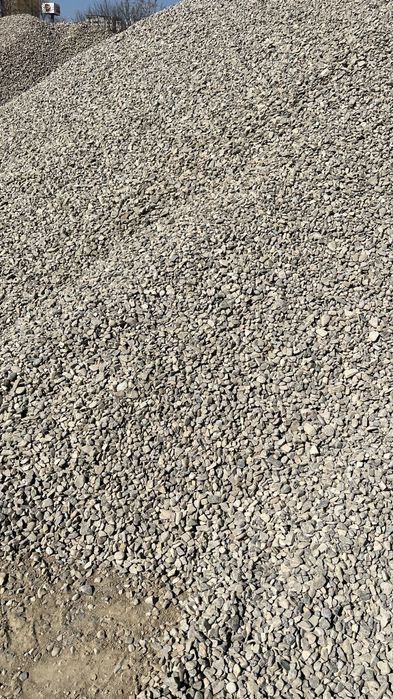 Balast, nisip, sorturi, piatra concasata, pământ nergru/galben, picon
