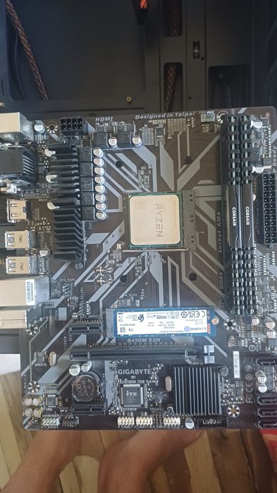 Vand Pc pe Componente Ryzen 5  Rami Corsair DDR4 16GB SSD NVME M2 1TB Carcasa Aqirys Canopus