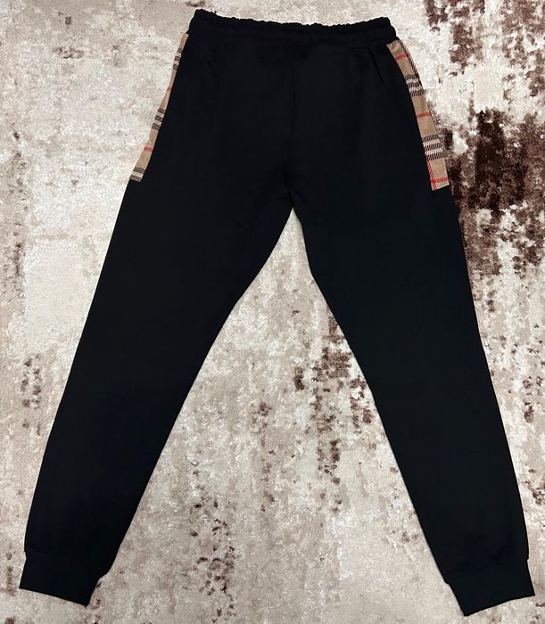 Vând compleu nou de bărbați Burberry