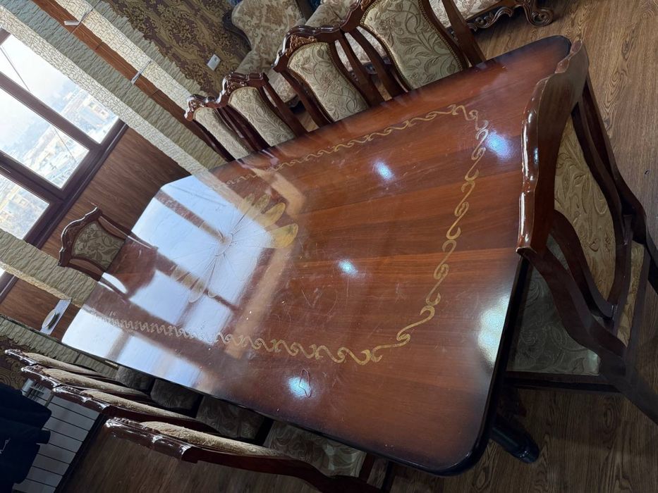 Продам комплект: стол на 12 человек + диван и кресла