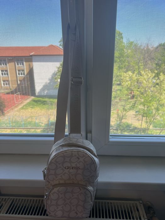 Vand rucsac Guess de dama pe umar