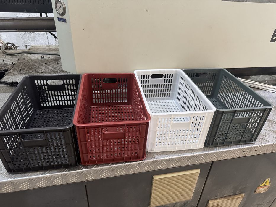 Yashiklar plastik harxil razmerda