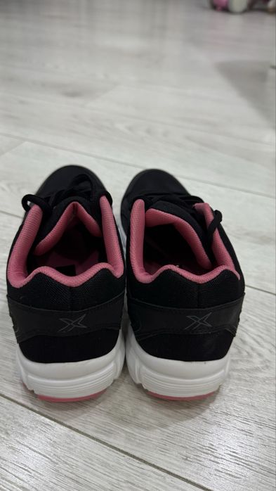 Новые кроссовки женские
