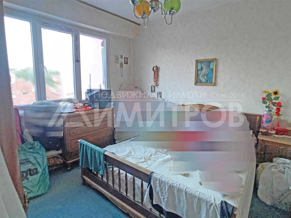 Продава се тристаен апартамент (3+1) 77 кв.м. в саниран блок в гр. Нови пазар в района на Бялта чешма на града.