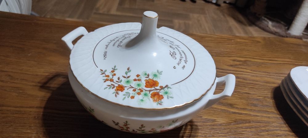 Порцеланови чинии и супник за допълване на мрежеста Изида