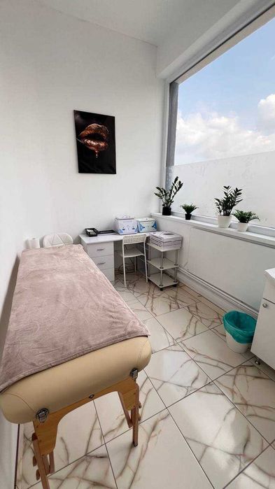 Închiriez de lucru pentru manichiură/coafură, cabinete în beauty salon