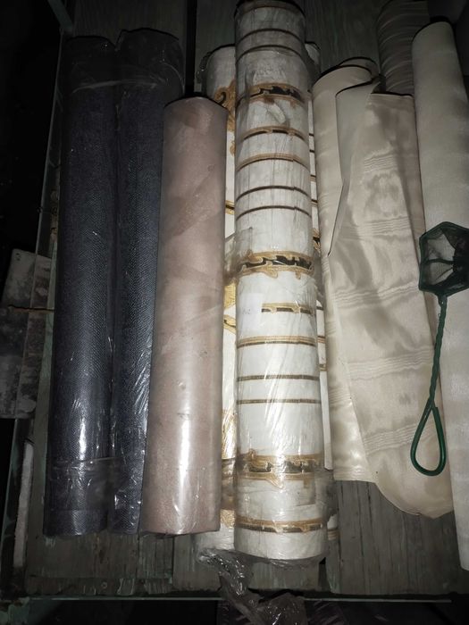 Разного цвета и размера обои, остаток после ремонта