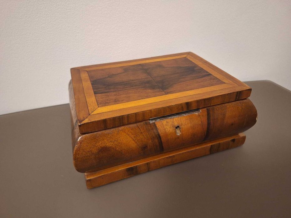 Casetă veche bijuterii / Cutie lemn nuc furniruită, stil Biedermeier