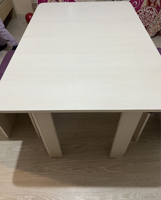 Продаётся стол с табуретками