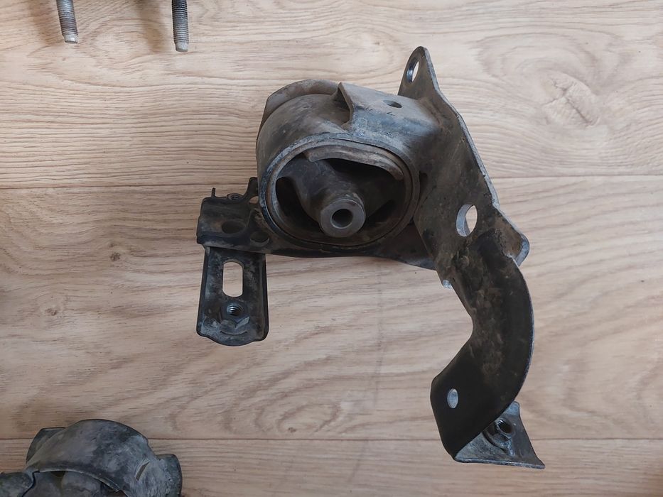 Подушки двигателя RAV4 2 поколение