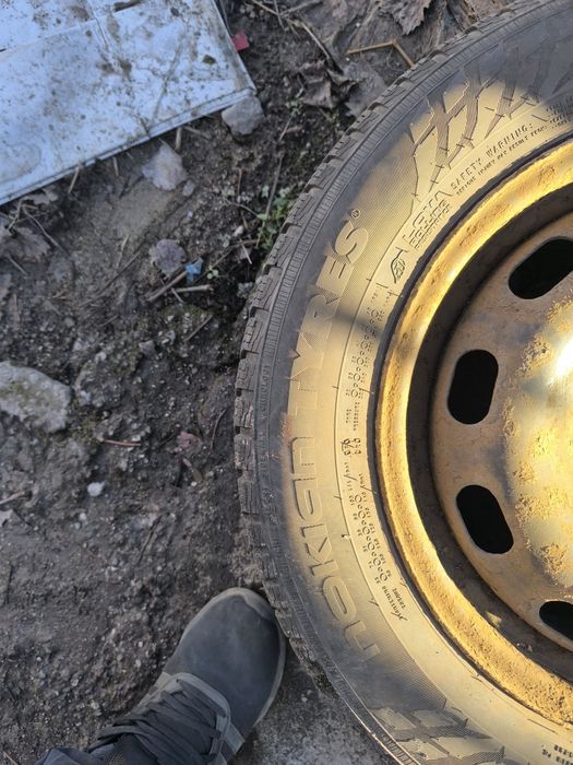 Метални джанти със зимни гуми и тазове