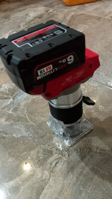 Freza pentru canturi milwaukee cu o baterie de 6A