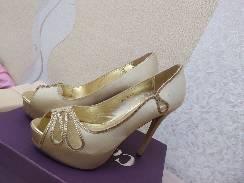 Женская обувь,туфли и босоножки