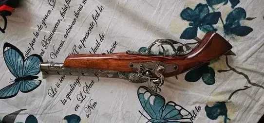 pistol panoplie gen bricheta  decor perete