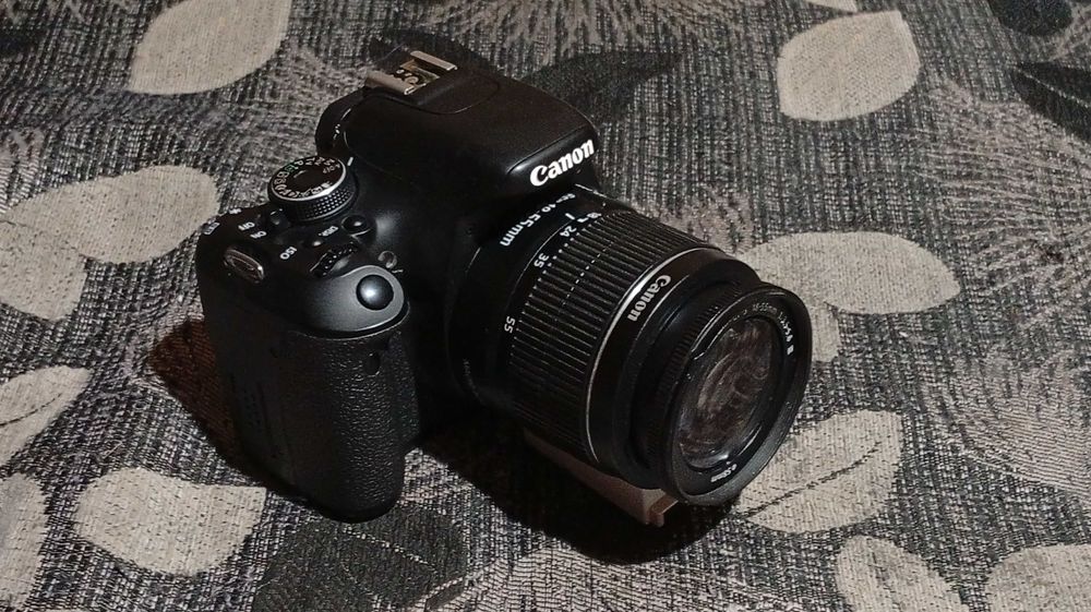 Полупрофесионслен фотоапарат canon eos 600d + обектив canon 18-55 mm