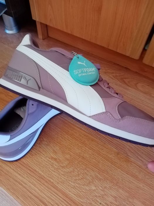 Vând adidași noi aduși de afară.