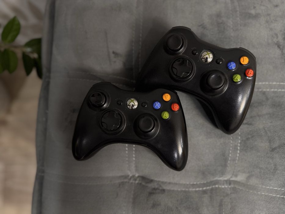 Продам Xbox 360 Slim (прошитая) с Kinect и 30+ играми