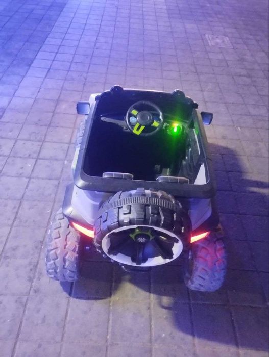 Bolalar mashinasi pult bilan boshqaruv