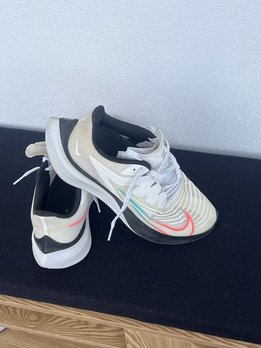 Adidasi Nike , purtati