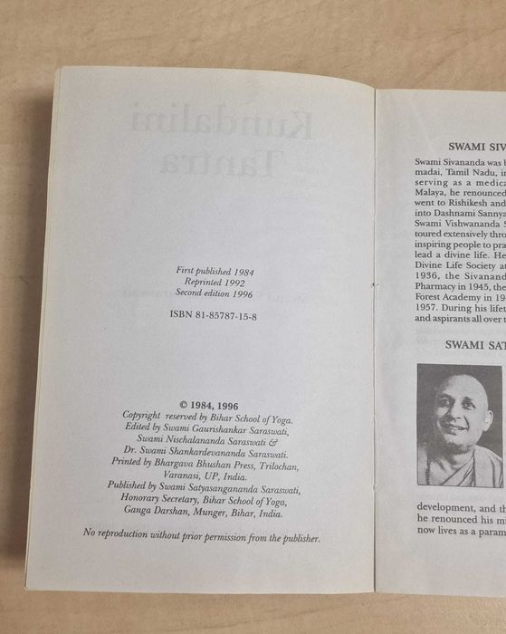 Kundalini Tantra”, scrisă de Swami Satyananda Saraswati