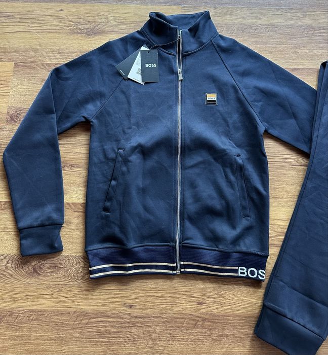 Мъжки,памучен,тъмно син екип Hugo BOSS с метално лого,без качулка