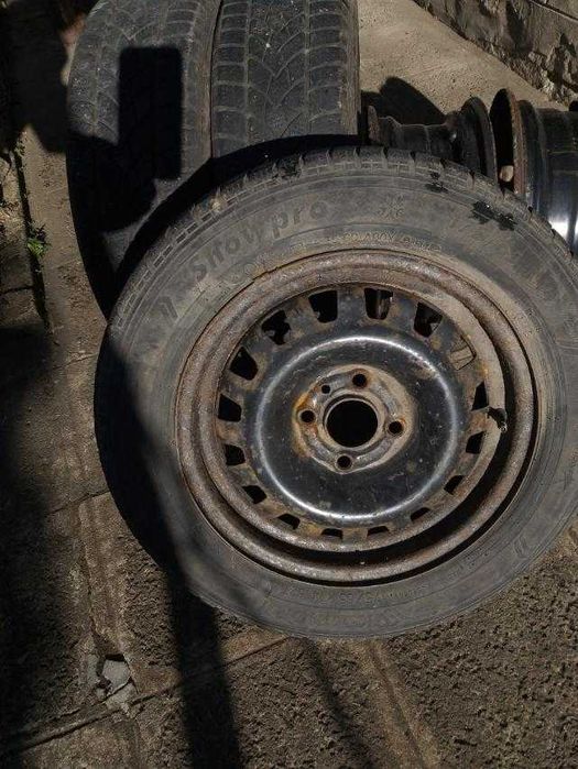 Железни джанти с гуми на тях.