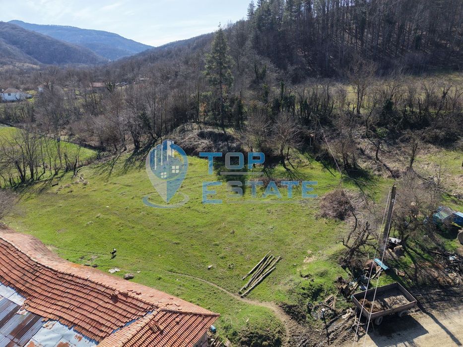 Панорамен парцел с партиди за ток и вода в планинското село Разсоха