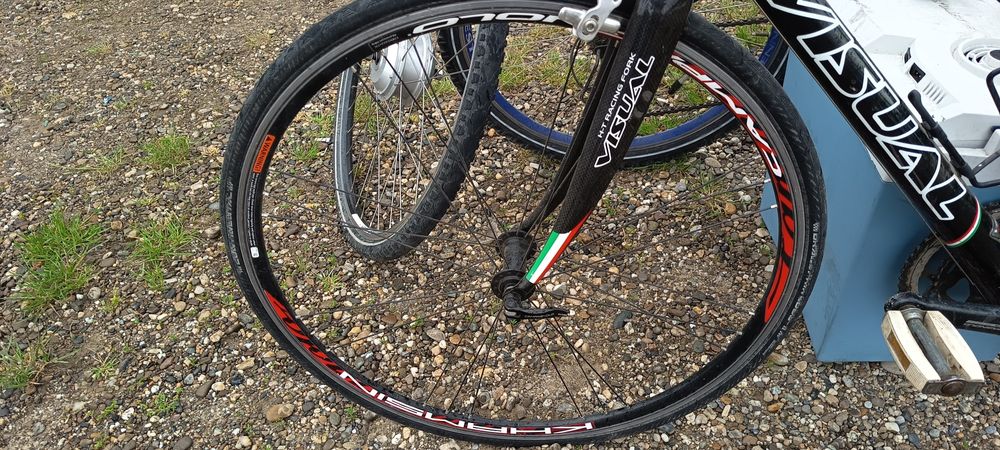 Bicicleta cursieră din carbon