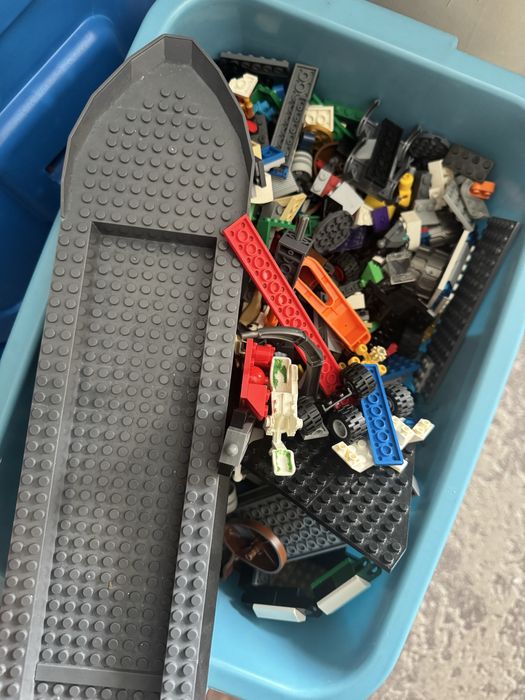 Срочно продам большой ящик лего оригинал