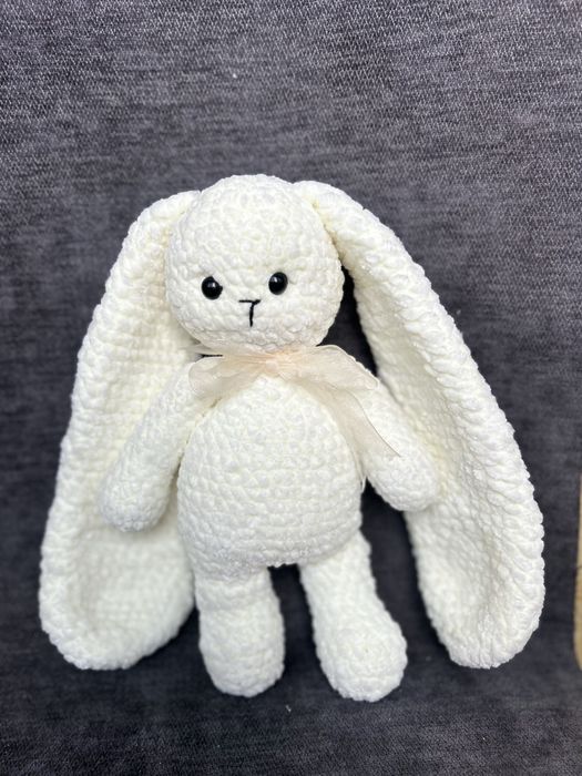 Вязаная игрушка зайчик