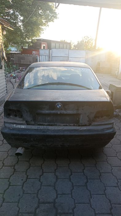 Продам е36 по запчастям можно полностью