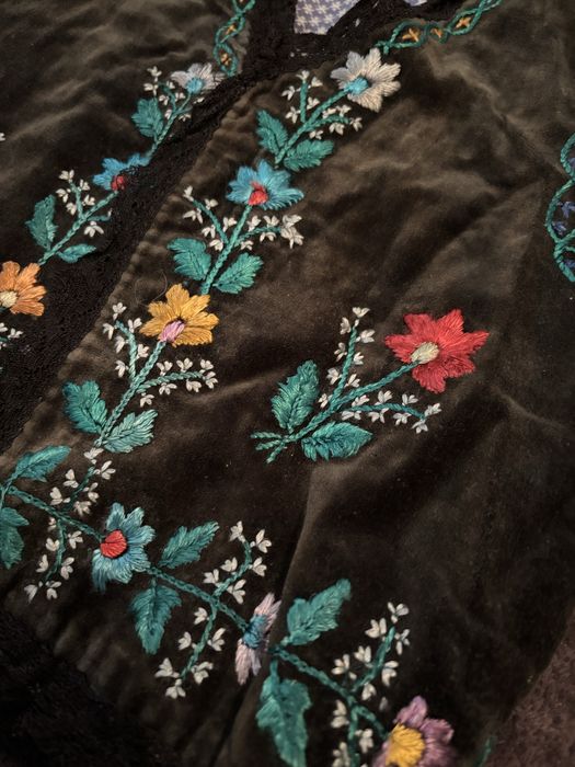 Vestă tradițională veche brodată manual – catifea, piesă autentică