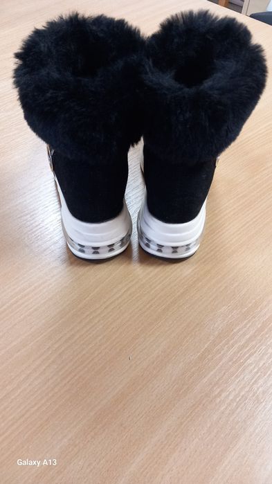 Продавам красиви дамски ботички