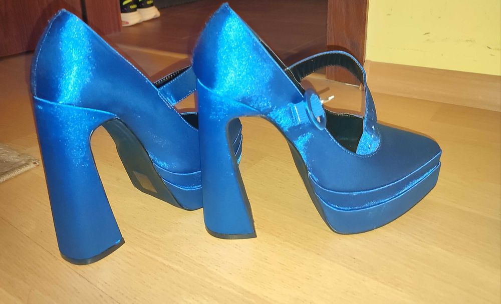 Чисто нови обувки с ток