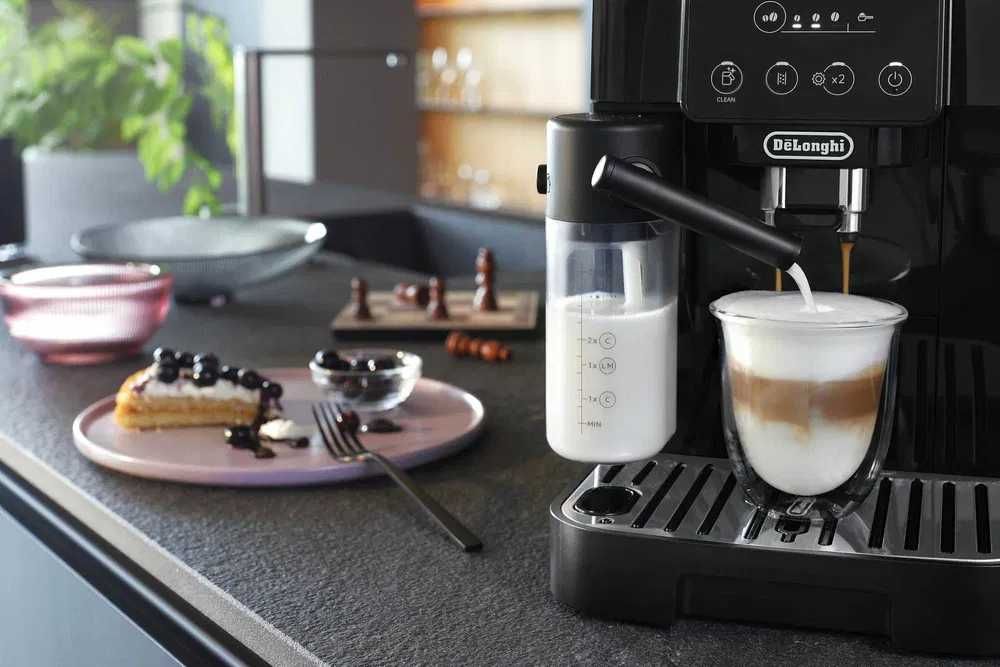 Кофемашина от DeLonghi товарь всё афитцалная гарантия ест +доставка