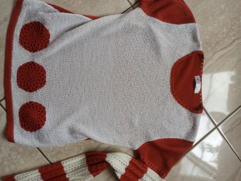 Compleu dama cu bluza și jerse din tricot.