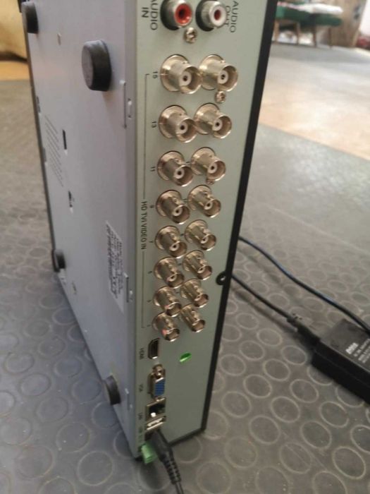 DVR TVT за 16 камери, използван + 16 камери и 2 захранващи устройства.