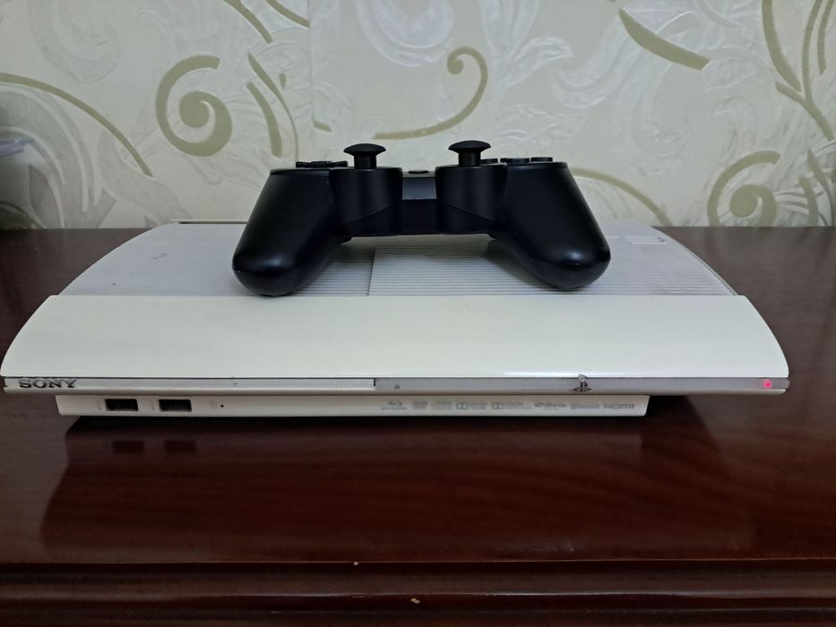 PlayStation 3 в  хорошем состоянии 1 джойстик провод 18 игр