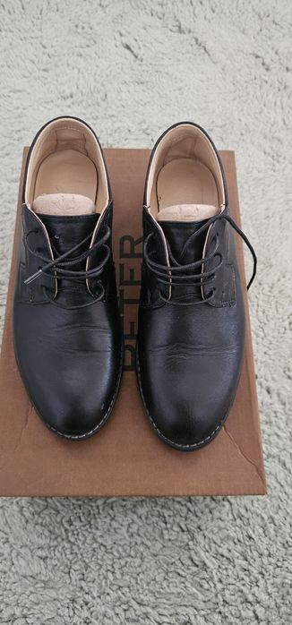 Vând pantofi piele băieți