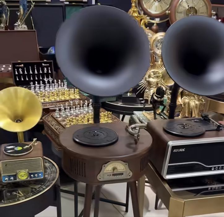 Стильный граммофон в ретро стиле