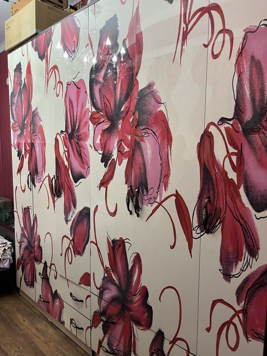 Шкаф, кровать и комод с зеркалом