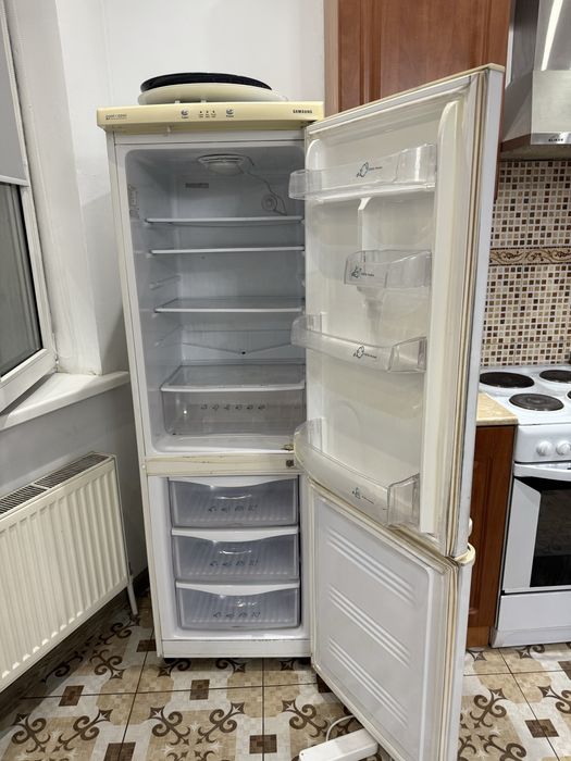 Продам холодильник  Samsung.