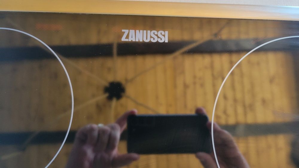 Plita electrica ZANUSSI vitroceramica, nu este pe inductie.