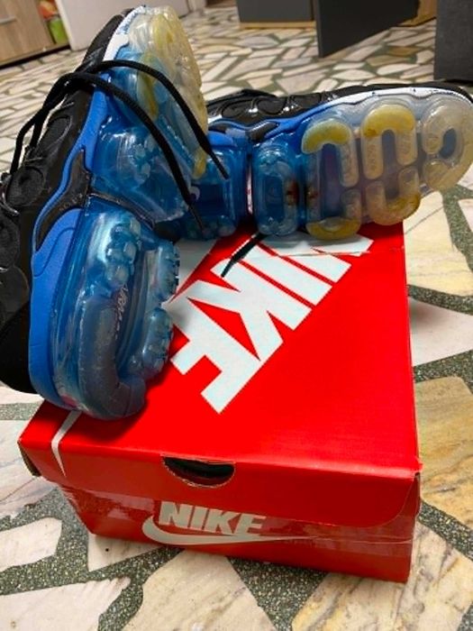 Продавам Nike Air Vapormax Plus TN в черно-син цвят.