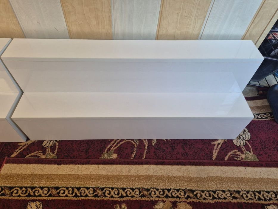 Продам витринные полочки новые