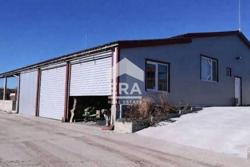 Продава се промишлено помещение с площ от 360 м², заедно със собствен