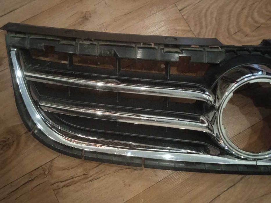 решотку VW TOUAREG 2006