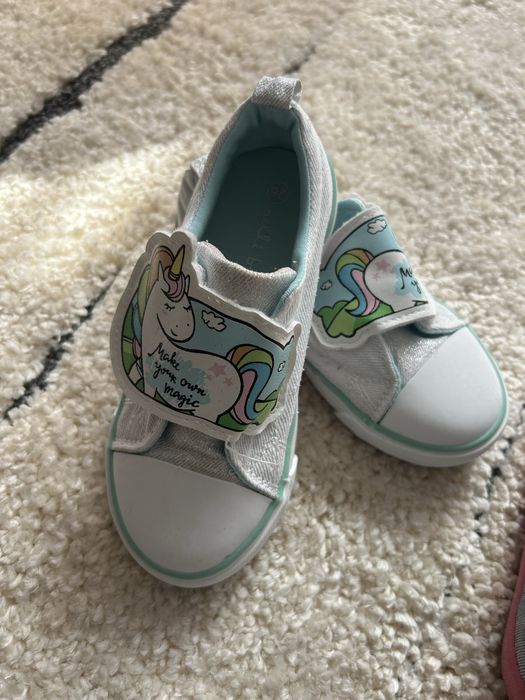 5 чифта обувки.