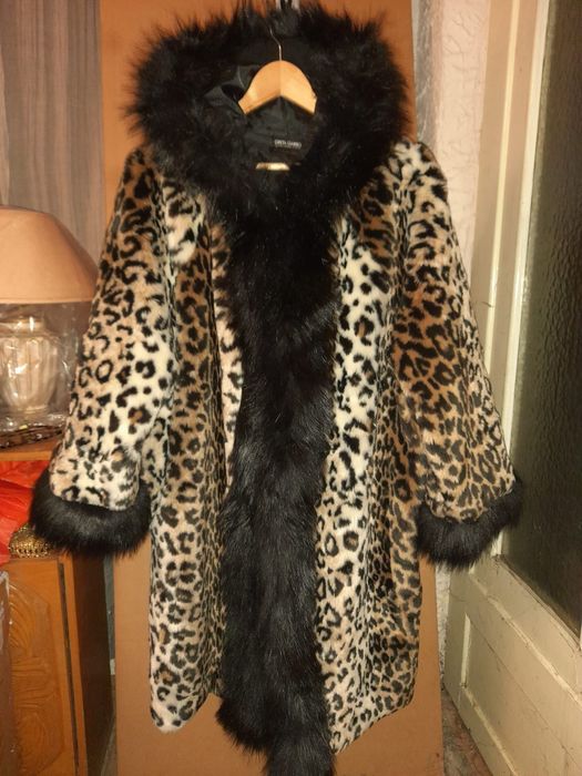 Vând haină de blana animal print